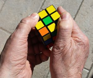 Hände mit einem Zauberwürfel