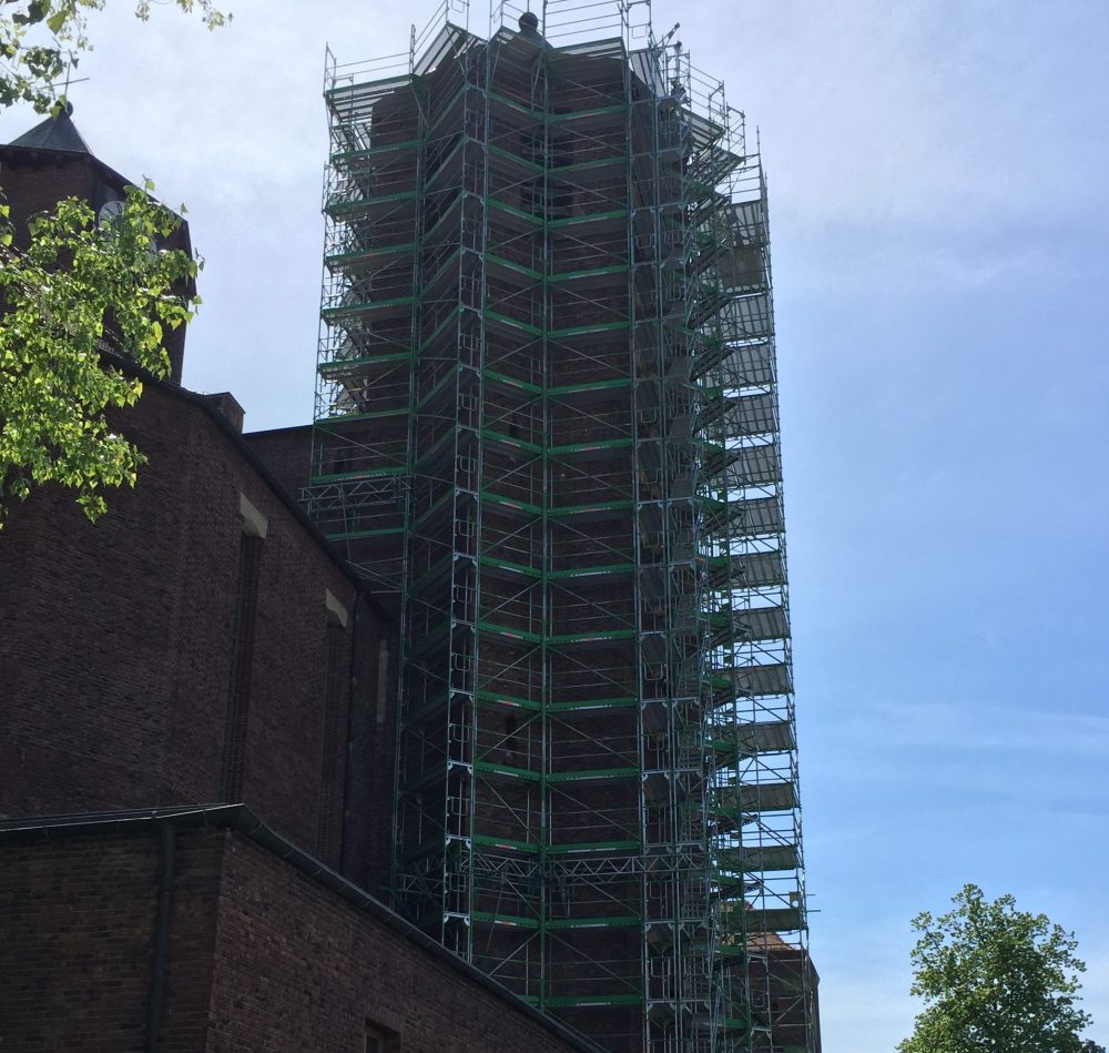 Eingerüsteter Nordturm von Sankt Josef