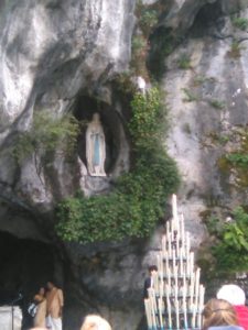 Grotte im Wallfahrtsort Lourdes