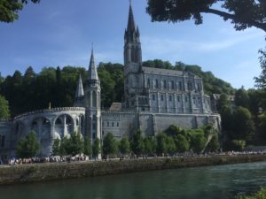 Lourdes - die Basilika und der Felsen