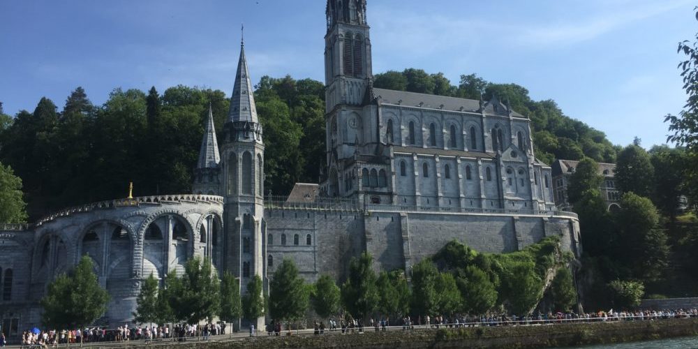 Lourdes Massabielle Lourdes - die Basilika und der Felsen