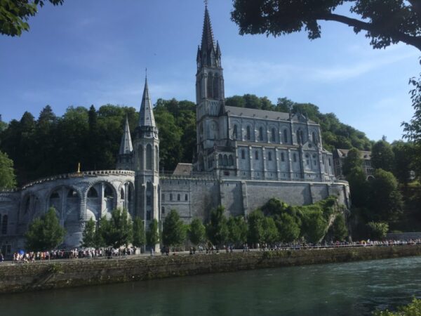Lourdes Massabielle Lourdes - die Basilika und der Felsen