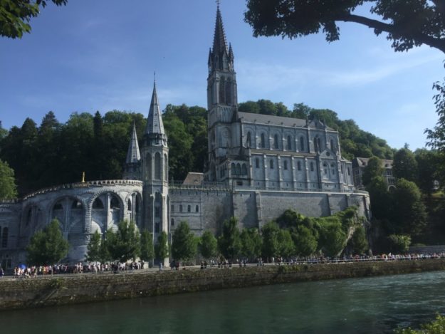 Lourdes Massabielle Lourdes - die Basilika und der Felsen