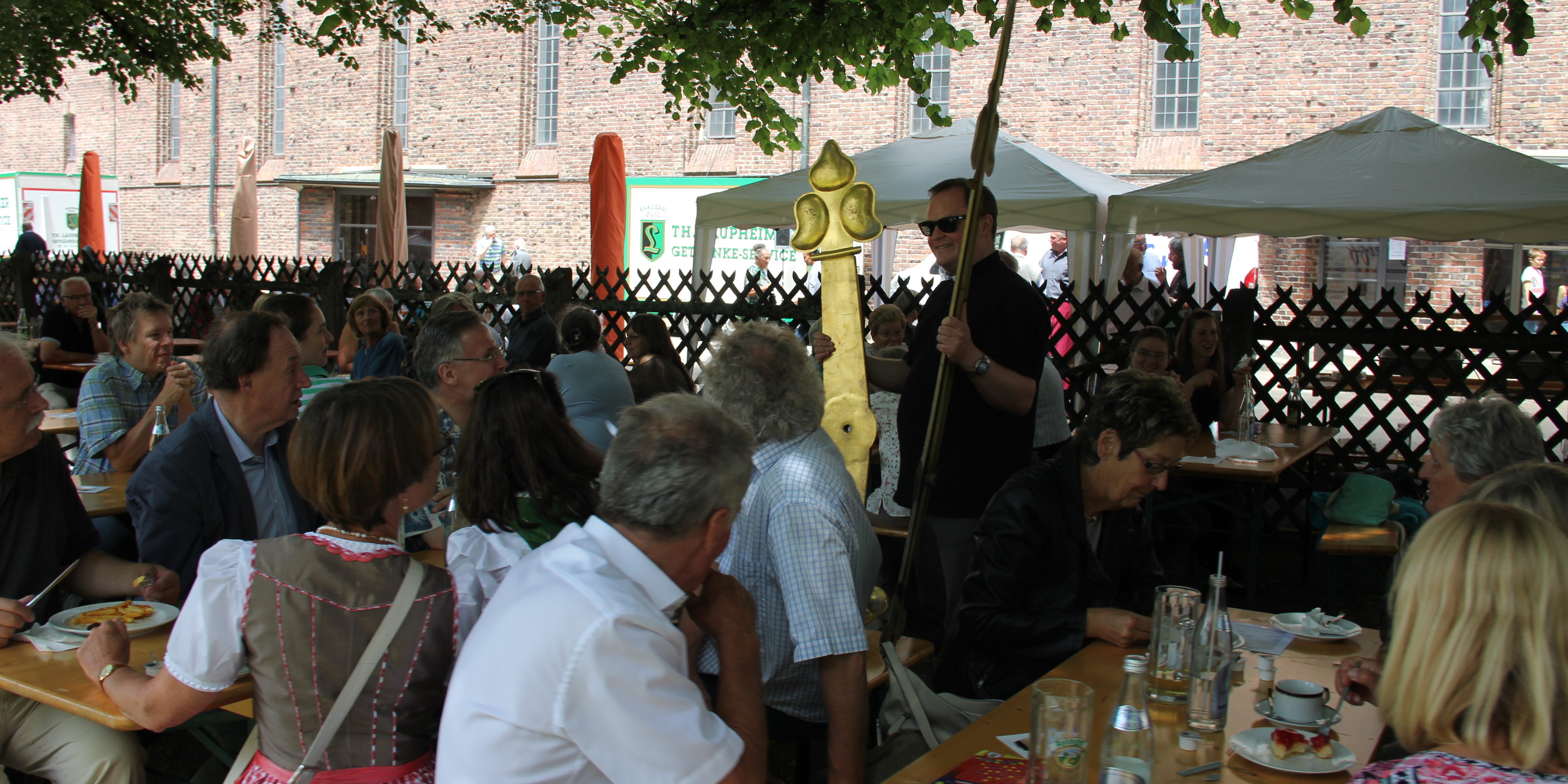 PFarrfest 2017 Dekan mit Uhrzeiger