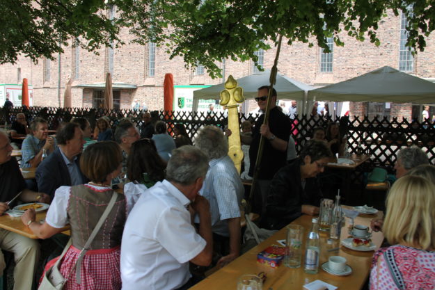 PFarrfest 2017 Dekan mit Uhrzeiger