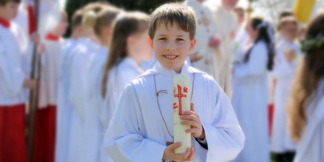 erstkommunionkind_mit_kerze_2_ii_by_peter_weidemann_pfarrbriefservice