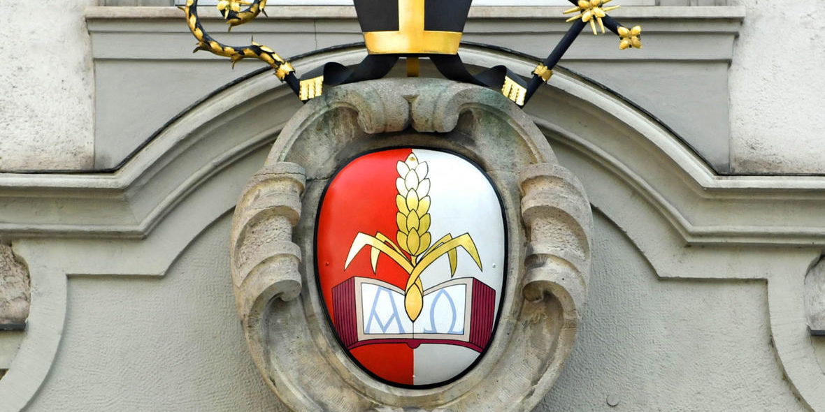 Das-Wappen-von-Dr.-Bertram-Meier-am-Bischofshaus-in-Augsburg-Foto-Nicolas-Schnall-pba