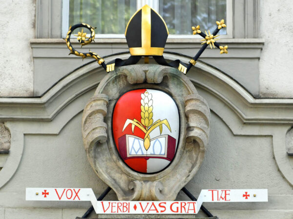 Das-Wappen-von-Dr.-Bertram-Meier-am-Bischofshaus-in-Augsburg-Foto-Nicolas-Schnall-pba