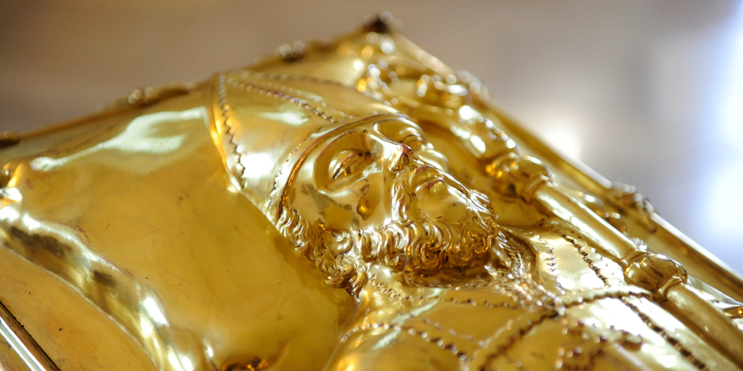 https___www.pfarrbriefservice.de_sites_default_files_atoms_image_ulrichsschrein_ottobeuren_nicolas_schnall_1