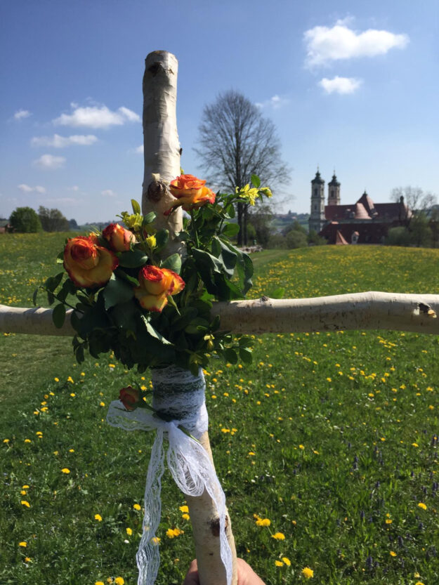 Kreuz_geschmückt_Ottobeuren_PGMemmingen